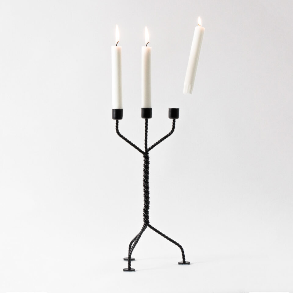 TC001_Werkwaardig_twistedcandleholder_black_candledetail_low