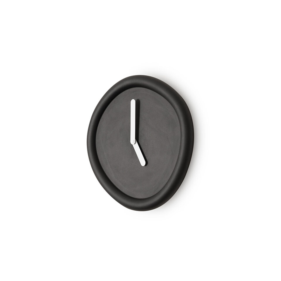 RC001_Werkwaardig_roundclock_black_perspective_1_Low