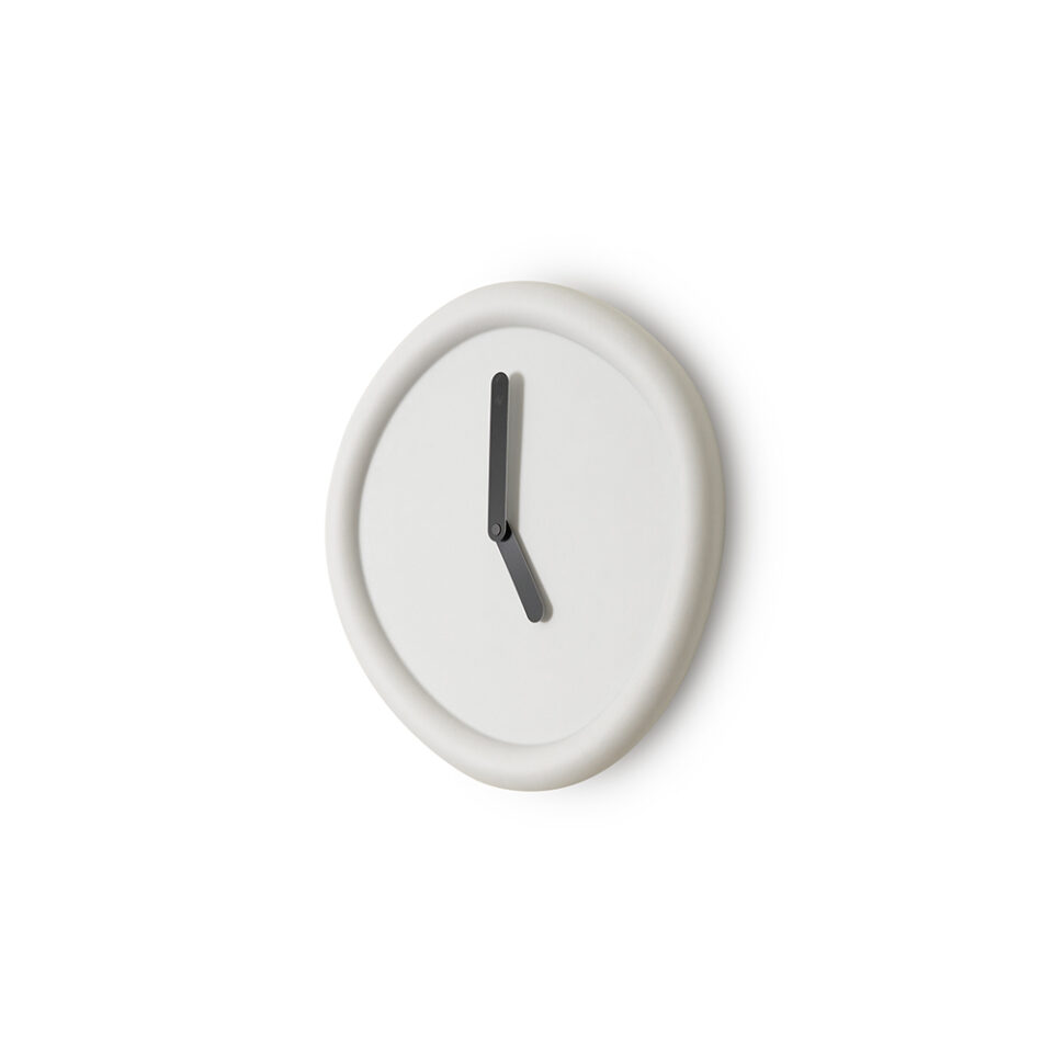 RC002_Werkwaardig_roundclock_lightgrey_perspective_1_Low