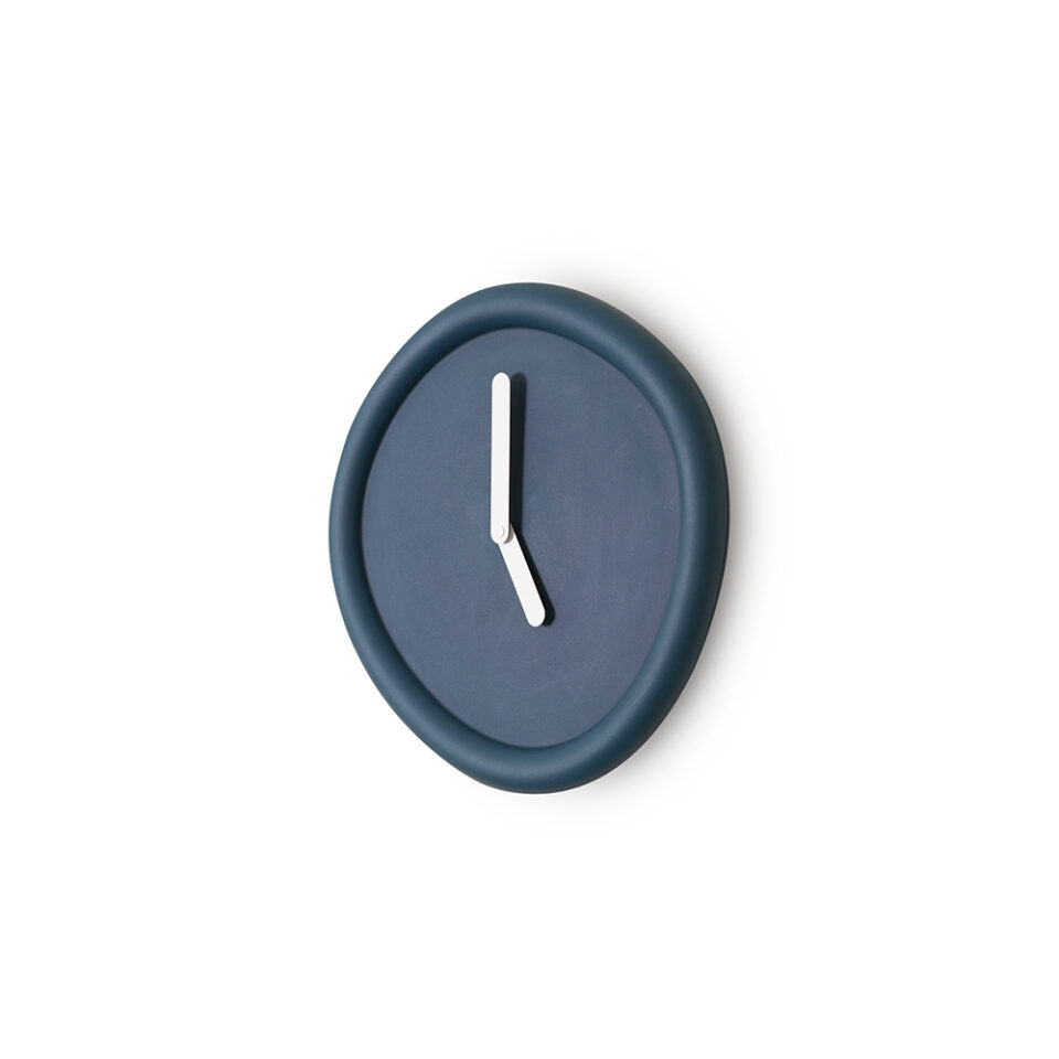 RC004_Werkwaardig_roundclock_deepblue_perspective_1_Low