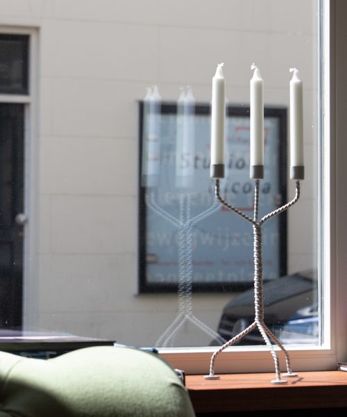 SETTING_TC002_TWISTEDCANDLEHOLDER_Lightgrey_WERKWAARIDG_1